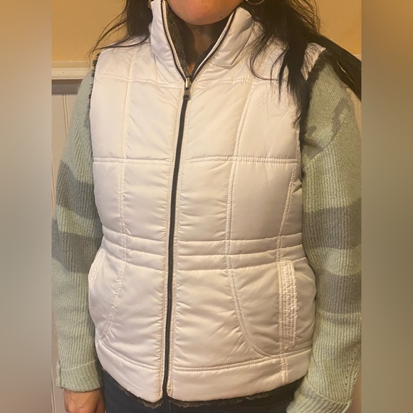 Women’s Reversible Vest - KC Collections - White Vest Reverses to Faux Fur Vest - Picture 8 of 9